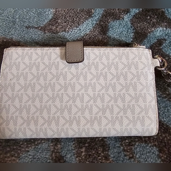 Michael Kors Jet Set Wristlet! - Picture 7 of 16